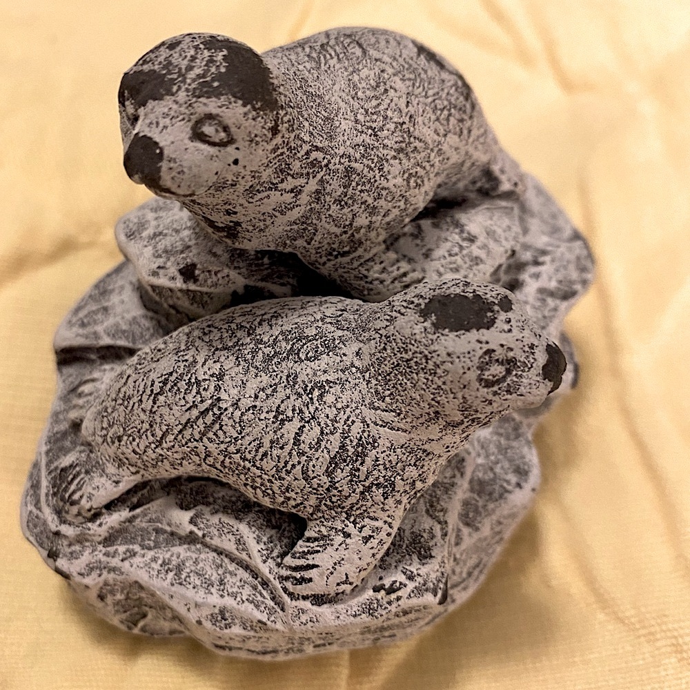 1980 Mt. St. Helens Volcano Ashes Sculpture of mom&Baby Seals on Rock 3.25x3. EC